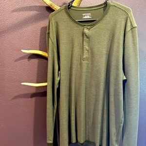 Men’s Untuckit long sleeve waffle weave henley shirt